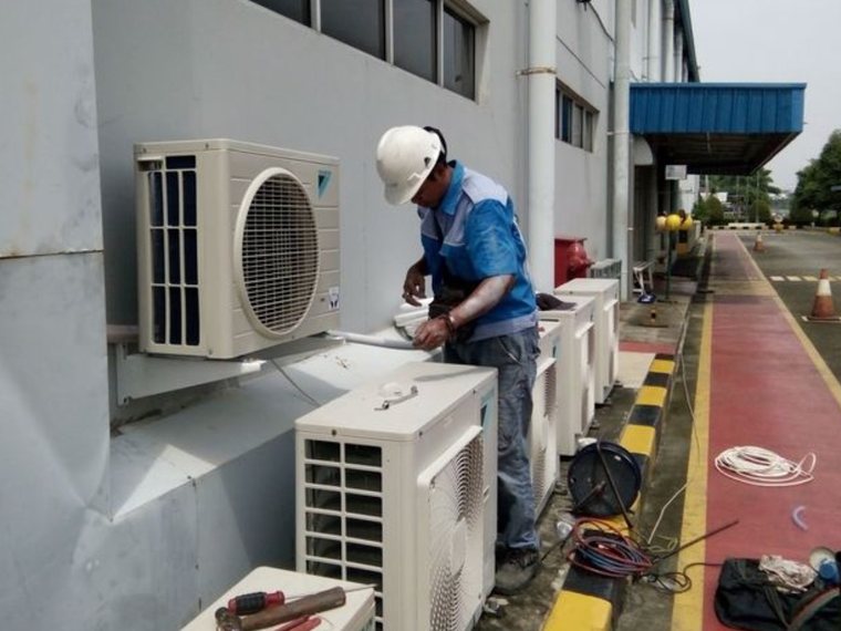 Teknisi merawat belasan unit outdoor AC di area pabrik Bekasi